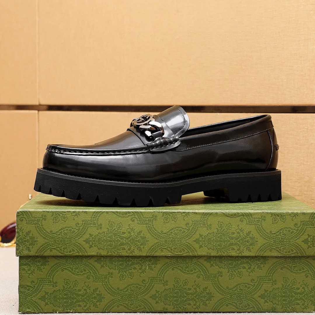 Men's shoes 💰460 💐 Product trademark: GUCCI "Gucci" casual leather shoes Regular size: 39-44 (38.45🉑️customized) Product materials: Selected imported first-layer open-edge beaded cowhide upper + luxury hardware buckle, imported water-dyed cowhide leather lining. Strong three-dimensional visual effect, foam outsole Color: 2⃣️colors available